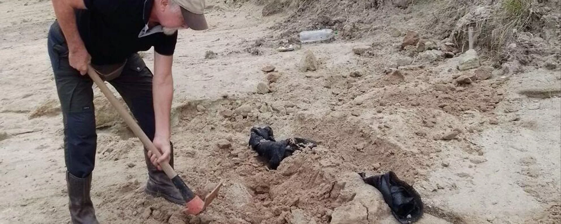 El paleontólogo Daniel Perea trabaja en la extracción de fósil de megaterio en Kiyú, Uruguay. - Sputnik Mundo, 1920, 23.05.2025