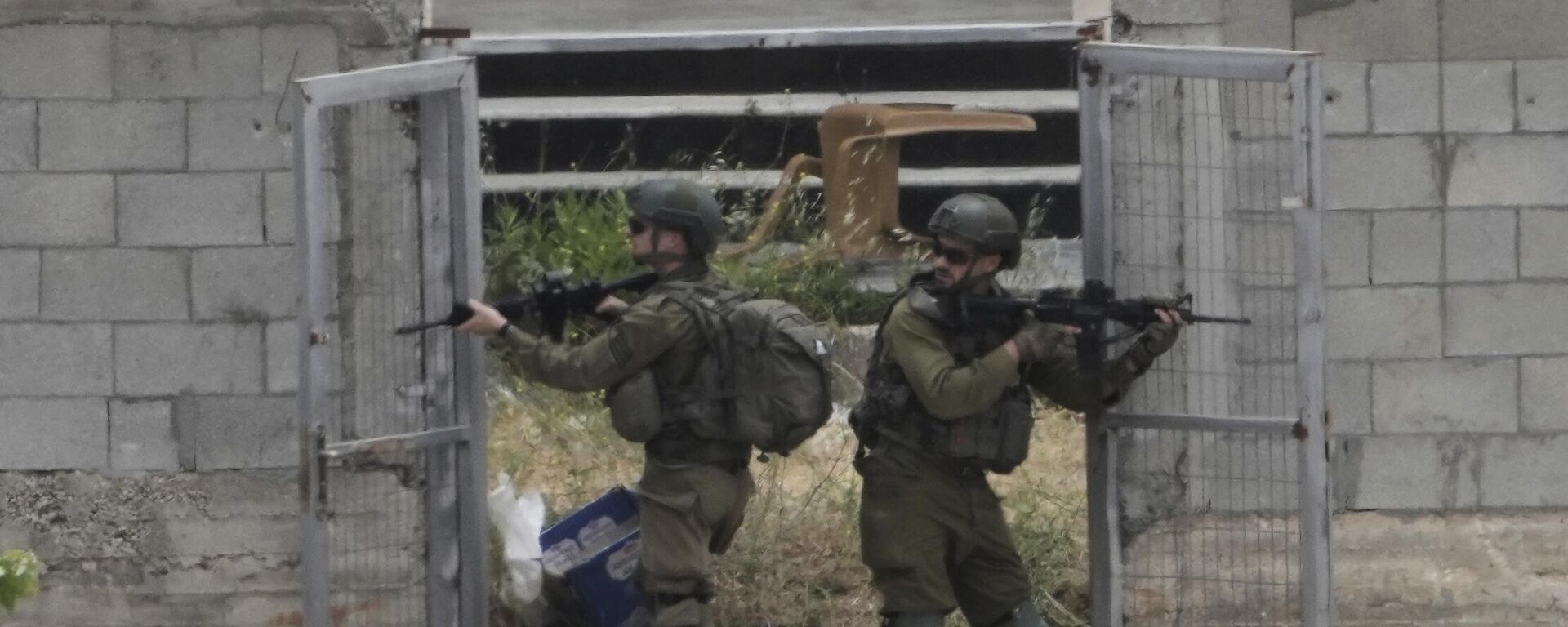 Soldados israelíes en una villa cercana a Cisjordania ocupada (imagen referencial)  - Sputnik Mundo, 1920, 24.05.2025