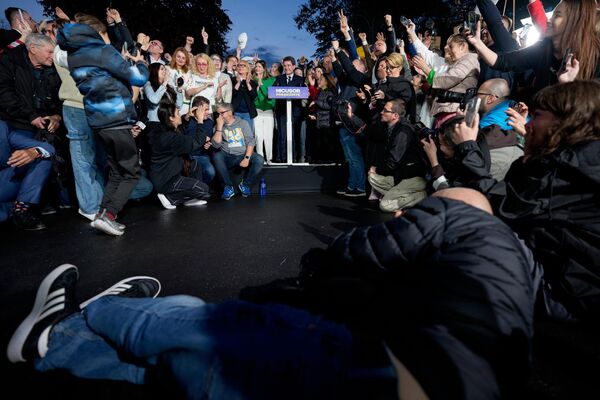 El candidato presidencial rumano Nicusor Dan se dirige a sus partidarios tras el cierre de las urnas para la segunda vuelta de la repetición de las elecciones presidenciales del país, en Bucarest, Rumania. La foto fue tomada el 18 de mayo. El candidato presidencial rumano Nicusor Dan se dirige a sus partidarios tras el cierre de las urnas para la segunda vuelta de la repetición de las elecciones presidenciales del país, en Bucarest, Rumania. La foto fue tomada el 18 de mayo. - Sputnik Mundo