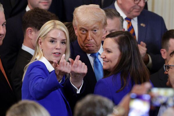 El presidente de EEUU, Donald Trump, la fiscal general, Pam Bondi (izda.) y la senadora Ashley Moody (dcha.) durante una ceremonia de homenaje a los Florida Gators, campeones de baloncesto masculino de la National Collegiate Athletic Association en 2025, en la Sala Este de la Casa Blanca en Washington D. C. La Universidad de Florida derrotó el mes pasado a la Universidad de Houston por 65-63, en el partido por el campeonato nacional. El presidente de EEUU, Donald Trump, la fiscal general, Pam Bondi (izda.) y la senadora Ashley Moody (dcha.) durante una ceremonia de homenaje a los Florida Gators, campeones de baloncesto masculino de la National Collegiate Athletic Association en 2025, en la Sala Este de la Casa Blanca en Washington D. C. La Universidad de Florida derrotó el mes pasado a la Universidad de Houston por 65-63, en el partido por el campeonato nacional. - Sputnik Mundo