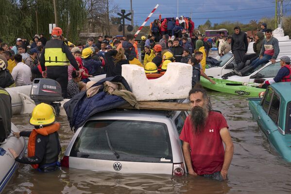 Los equipos de rescate evacuan a los residentes tras las fuertes lluvias en Campana, provincia de Buenos Aires, Argentina. Los equipos de rescate evacuan a los residentes tras las fuertes lluvias en Campana, provincia de Buenos Aires, Argentina. - Sputnik Mundo