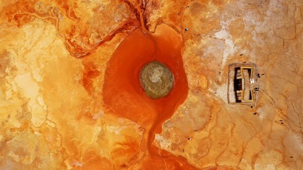 Vista aérea del manantial de Aiken en la ciudad de Haixi, provincia de Qinghai, China. Vista aérea del manantial de Aiken en la ciudad de Haixi, provincia de Qinghai, China. - Sputnik Mundo
