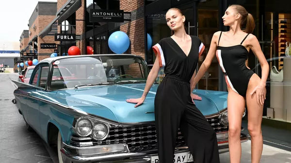 Rally anual de automóviles clásicos en el territorio del centro comercial Arjánguelskoe Outlet, en la región de Moscú. - Sputnik Mundo