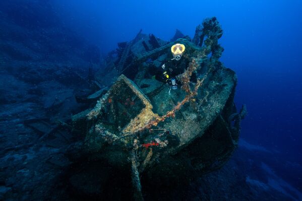 Buceadores despliegan un póster de Kemal Ataturk y la bandera turca, con motivo de la conmemoración del 19 de mayo, el Día de Ataturk, la Juventud y los Deportes, cerca del buque de carga griego Dimitris, que naufragó en la costa de Kas durante una tormenta en 1968, en la ciudad turca de Antalya. Buceadores despliegan un póster de Kemal Ataturk y la bandera turca, con motivo de la conmemoración del 19 de mayo, el Día de Ataturk, la Juventud y los Deportes, cerca del buque de carga griego Dimitris, que naufragó en la costa de Kas durante una tormenta en 1968, en la ciudad turca de Antalya. - Sputnik Mundo