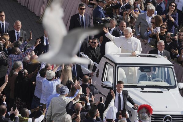 Un pájaro pasa volando mientras el papa León XIV recorre en su papamóvil la Plaza de San Pedro del Vaticano, antes de la misa inaugural de su pontificado. Un pájaro pasa volando mientras el papa León XIV recorre en su papamóvil la Plaza de San Pedro del Vaticano, antes de la misa inaugural de su pontificado. - Sputnik Mundo