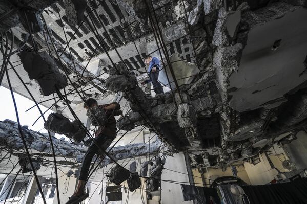 Palestinos desplazados viven en refugios provisionales y edificios dañados en la ciudad de Gaza. Mientras tanto, los ataques y las políticas de Israel contra la asediada Franja de Gaza continúan sin pausa. Palestinos desplazados viven en refugios provisionales y edificios dañados en la ciudad de Gaza. Mientras tanto, los ataques y las políticas de Israel contra la asediada Franja de Gaza continúan sin pausa. - Sputnik Mundo