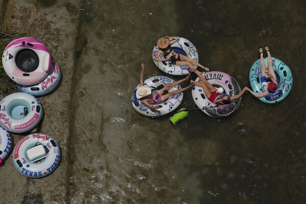 Personas en flotadores navegando por las frías aguas del río Comal, en Texas, EEUU. Personas en flotadores navegando por las frías aguas del río Comal, en Texas, EEUU. - Sputnik Mundo