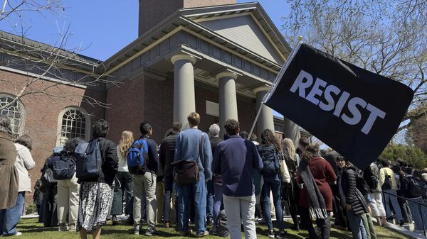 Concentración de estudiantes, profesores y miembros de la comunidad universitaria de Harvard, el 17 de abril de 2025, en Cambridge, Massachusetts - Sputnik Mundo