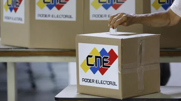 Una mujer emite un voto durante elecciones regionales, en Caracas, Venezuela - Sputnik Mundo