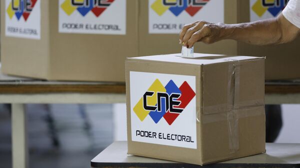 Una mujer emite un voto durante elecciones regionales, en Caracas, Venezuela - Sputnik Mundo