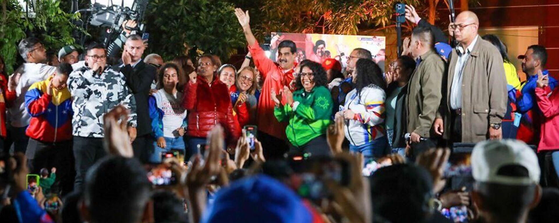 El presidente de Venezuela, Nicolás Maduro, y la fuerza oficialista en un evento en la Plaza Bolívar. - Sputnik Mundo, 1920, 26.05.2025
