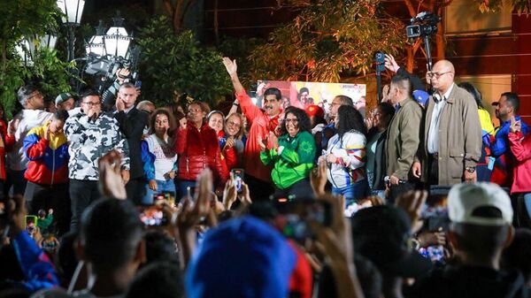 El presidente de Venezuela, Nicolás Maduro, y la fuerza oficialista en un evento en la Plaza Bolívar. - Sputnik Mundo