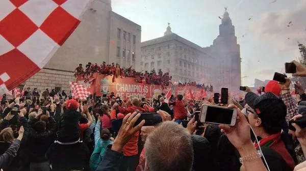 El atropellamiento se produjo cuando seguidores del Liverpool festejan el triunfo del equipo en la liga nacional. - Sputnik Mundo