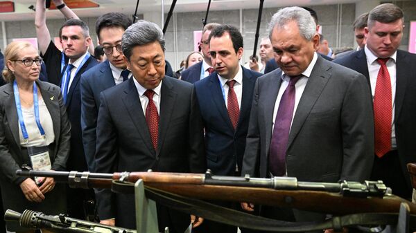 Chen Wenqing, miembro del Buró Político del Comité Central del Partido Comunista de China, y Serguéi Shoigú, secretario del Consejo de Seguridad de Rusia  - Sputnik Mundo