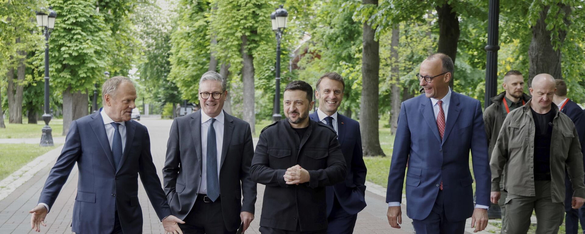El primer ministro polaco Donald Tusk, el primer ministro británico Keir Starmer, Volodímir Zelenski, el presidente francés Emmanuel Macron y el canciller alemán Friedrich Merz, caminan uno al lado del otro en los jardines del Palacio Mariinski en Kiev, Ucrania, 10 de mayo de 2025  - Sputnik Mundo, 1920, 02.11.2025