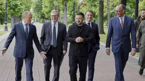 El primer ministro polaco Donald Tusk, el primer ministro británico Keir Starmer, Volodímir Zelenski, el presidente francés Emmanuel Macron y el canciller alemán Friedrich Merz, caminan uno al lado del otro en los jardines del Palacio Mariinski en Kiev, Ucrania, 10 de mayo de 2025  - Sputnik Mundo