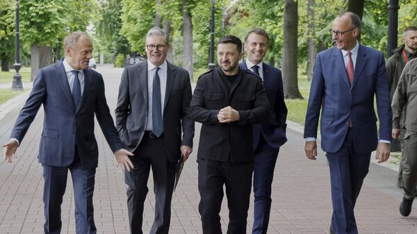 El primer ministro polaco Donald Tusk, el primer ministro británico Keir Starmer, Volodímir Zelenski, el presidente francés Emmanuel Macron y el canciller alemán Friedrich Merz, caminan uno al lado del otro en los jardines del Palacio Mariinski en Kiev, Ucrania, 10 de mayo de 2025  - Sputnik Mundo