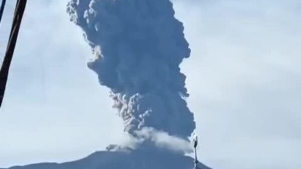 El monte Marapi en Indonesia vuelve eruptar - Sputnik Mundo
