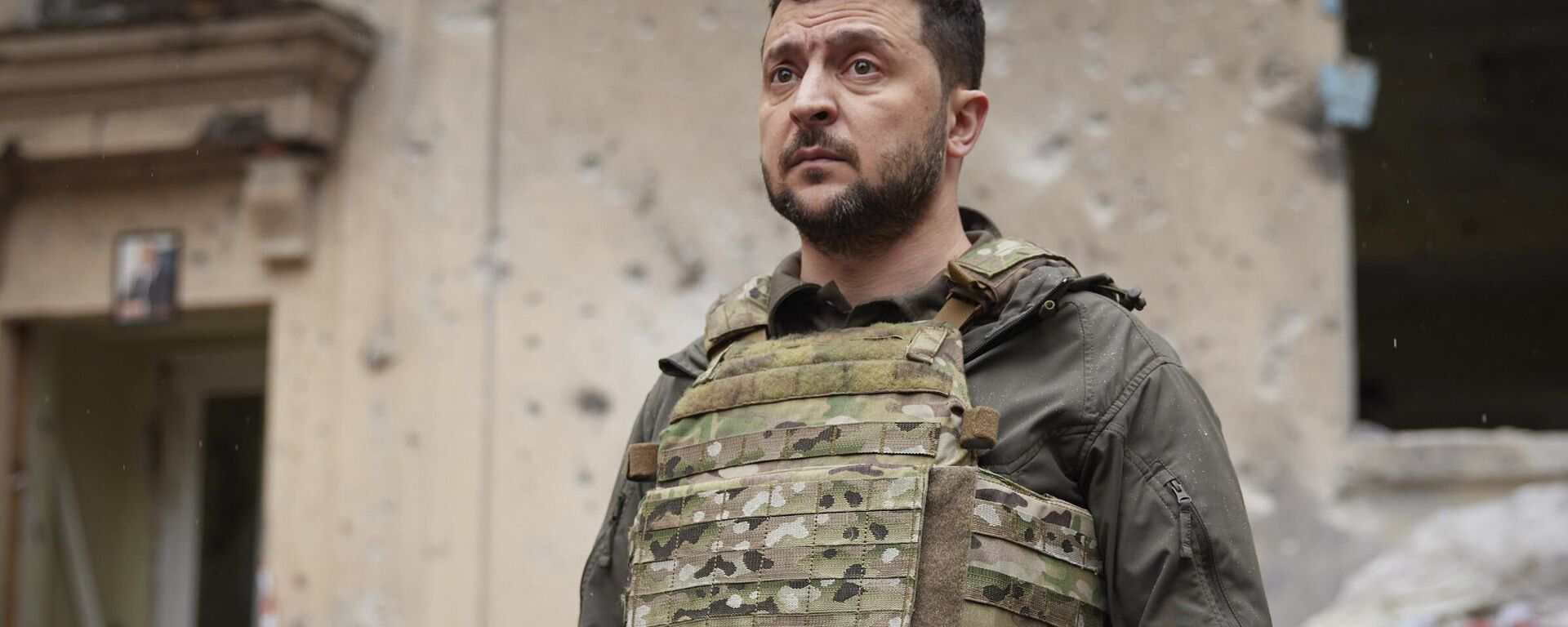 El presidente ucraniano Volodímir Zelenski con uniforme militar - Sputnik Mundo, 1920, 28.05.2025