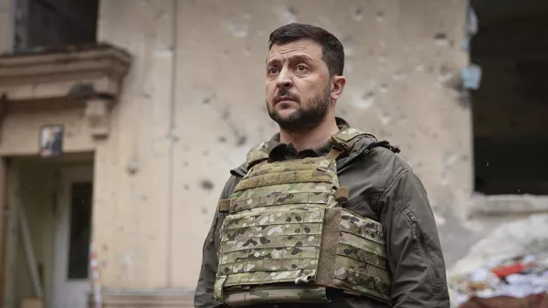 El presidente ucraniano Volodímir Zelenski con uniforme militar - Sputnik Mundo