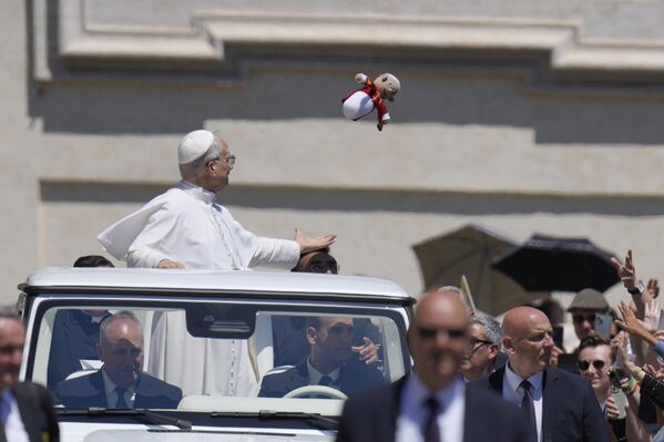 El papa León XIV ataja un pequeño muñeco que representa al Papa tras la audiencia general semanal en la Plaza de San Pedro del Vaticano. - Sputnik Mundo