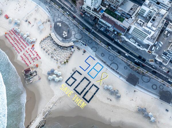 Manifestación para exigir el fin de las hostilidades en la Franja de Gaza y la liberación de los 58 rehenes israelíes, en la zona costera de Tel Aviv. - Sputnik Mundo