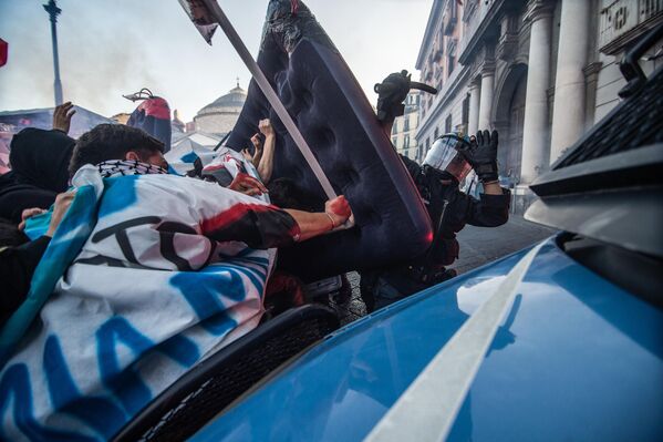 Enfrentamientos entre la Policía y los manifestantes durante una protesta contra la OTAN en la ciudad italiana de Nápoles. - Sputnik Mundo