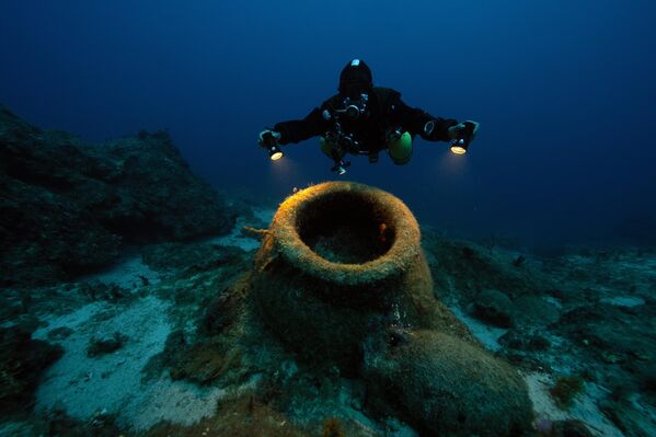 Un buzo pasa por encima de los restos de un barco hundido en la costa de la provincia turca de Antalya. - Sputnik Mundo