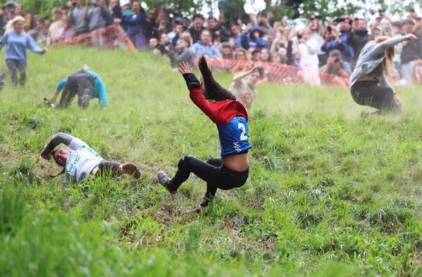 El concurso de carrera de quesos se celebra anualmente desde 1826 en Brockworth, el Reino Unido. Sus participantes se lanzan cuesta abajo por una empinada colina en persecución de una rueda de queso de 3 kg, y el primero en llegar al pie de la colina es declarado ganador.En la foto: las participantes femeninas del concurso. - Sputnik Mundo