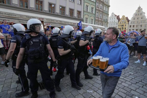 Los policías antidisturbios polacos frente a los aficionados del equipo inglés Chelsea antes de la final de la Liga de Conferencias. - Sputnik Mundo