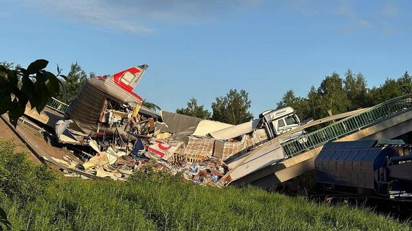 Derrumbe de un puente sobre un tren de pasajeros en la región rusa de Briansk, el 1 de junio de 2025 - Sputnik Mundo