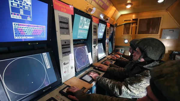 Puesto de mando del sistema de misiles tierra-aire S-300V4 durante un ejercicio táctico de una brigada militar de defensa antiaérea en la región de Krasnodar  - Sputnik Mundo