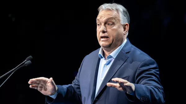 Viktor Orban, primer ministro húngaro, pronuncia un discurso durante la Cumbre de Madrid, el 8 de febrero de 2025  - Sputnik Mundo