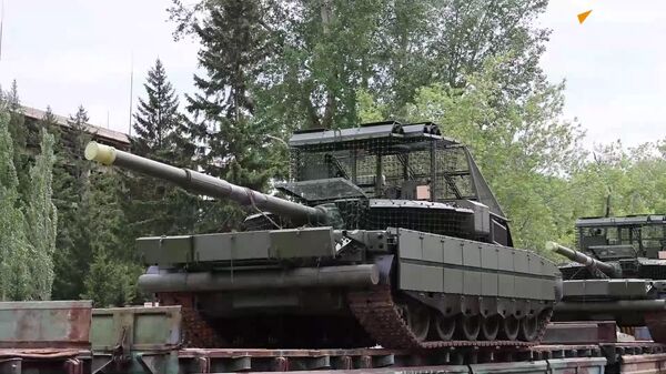 🪖 Reforzando la ofensiva: entregan un nuevo lote de tanques T-80BVM a las FFAA rusas - Sputnik Mundo