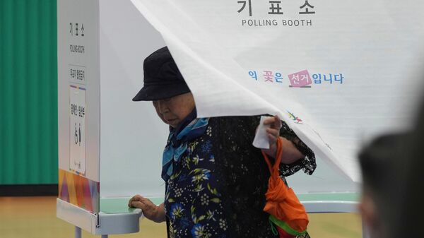 La población acude a votar en Corea del Sur. - Sputnik Mundo