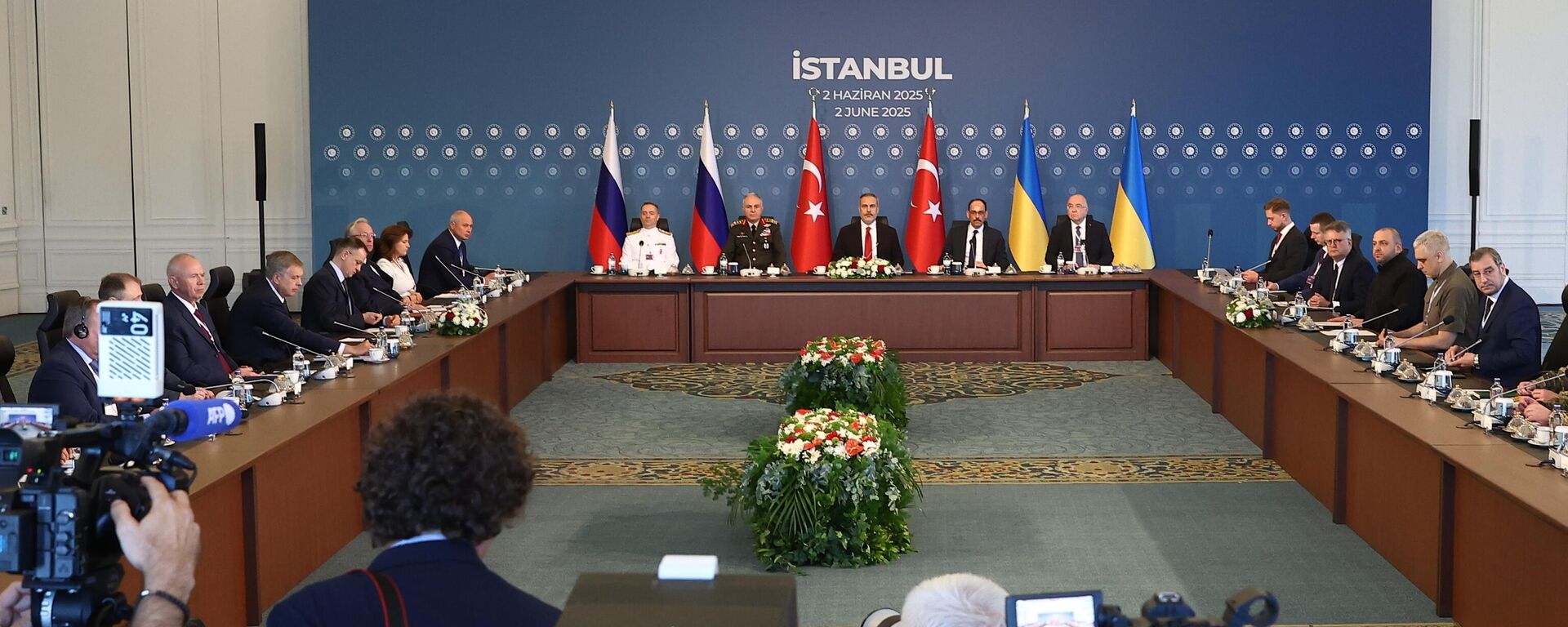 Negociaciones directas entre las delegaciones rusa y ucraniana en el Palacio de Ciragan en Estambul, 2 de junio de 2025  - Sputnik Mundo, 1920, 03.06.2025