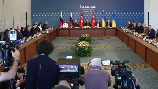 Negociaciones directas entre las delegaciones rusa y ucraniana en el Palacio de Ciragan en Estambul, 2 de junio de 2025  - Sputnik Mundo