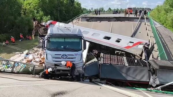 Derrumbe de un puente sobre un tren de pasajeros en la región rusa de Briansk, el 1 de junio de 2025  - Sputnik Mundo