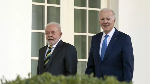 El presidente brasileño Luiz Inacio Lula da Silva y el entonces mandatario Joe Biden caminan por la Columnata Oeste hacia el Despacho Oval en la Casa Blanca en Washington, el10 de febrero de 2023  - Sputnik Mundo