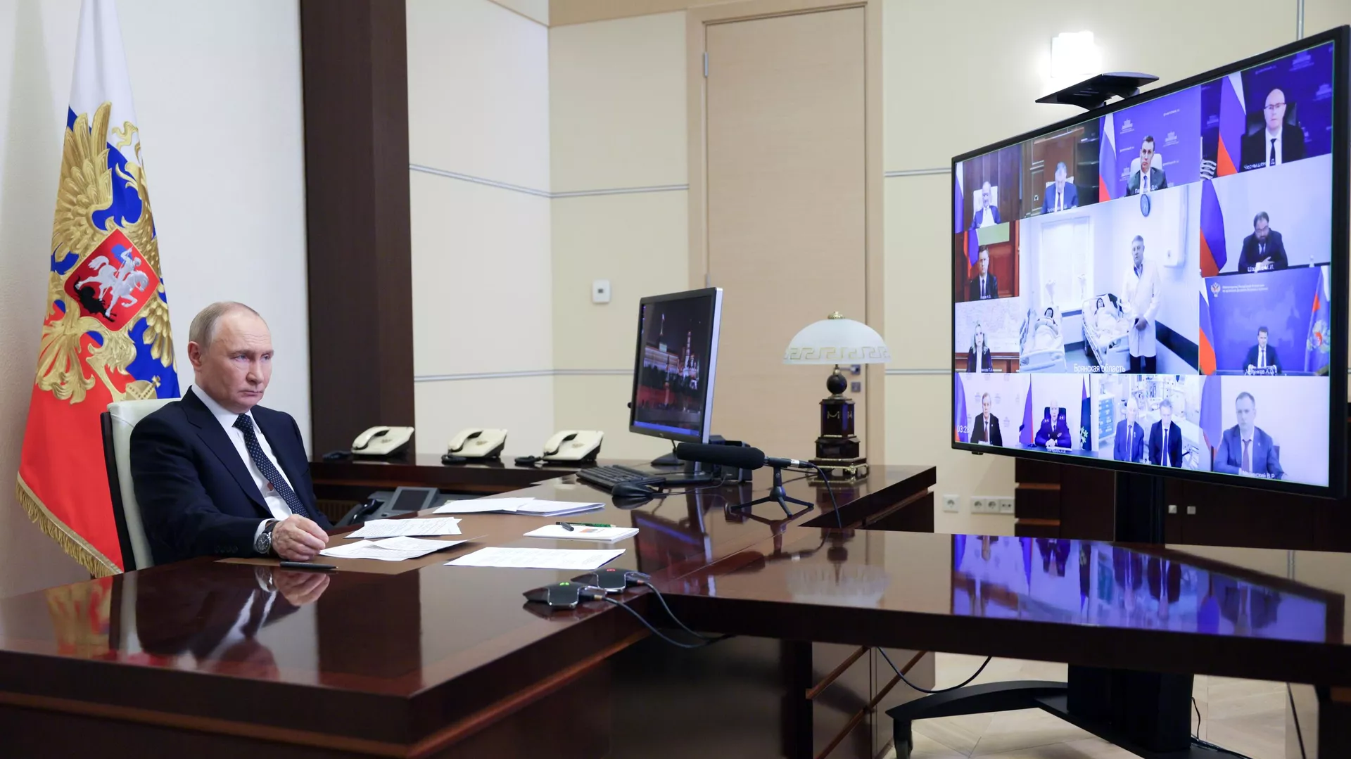 Vladímir Putin, presidente ruso mantiene una reunión con miembros del Gobierno ruso - Sputnik Mundo, 1920, 04.06.2025