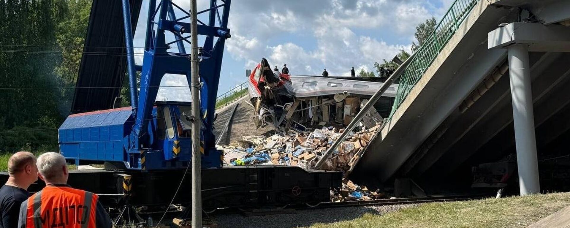 Uno de los vagones del tren Klimov-Moscú, aplastado por un puente - Sputnik Mundo, 1920, 04.06.2025