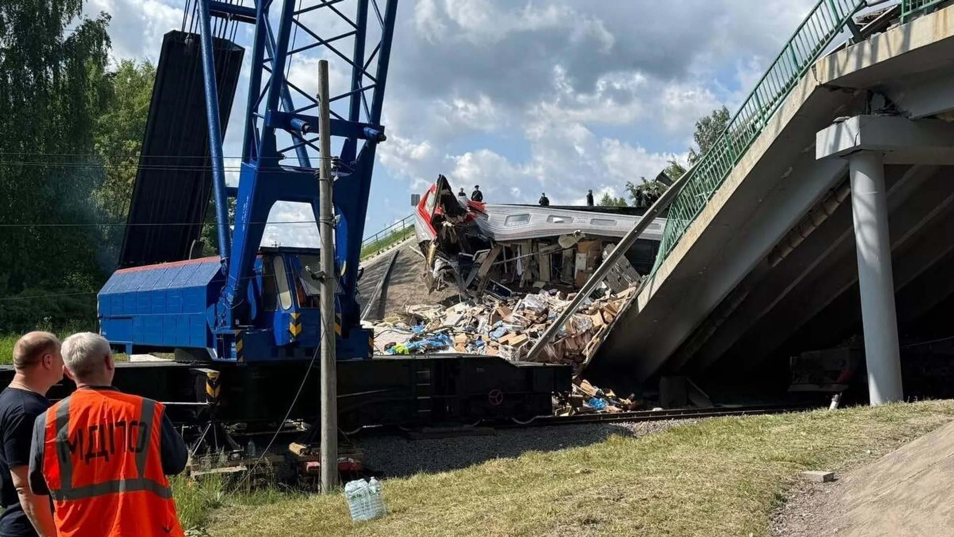 Uno de los vagones del tren Klimov-Moscú, aplastado por un puente