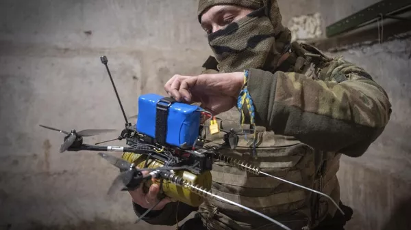 Drones ucranianos atacan dos veces un vehículo de periodistas de la cadena rusa 'Zvezda' en Jersón - Sputnik Mundo