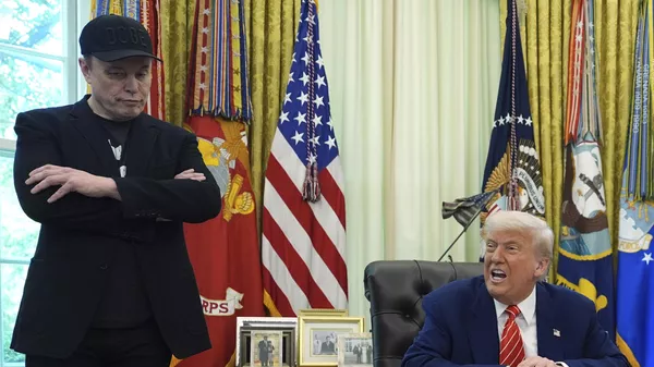 El presidente de EEUU, Donald Trump, con el multimillonario Elon Musk en el Despacho Oval de la Casa Blanca, el 30 de mayo de 2025.  - Sputnik Mundo