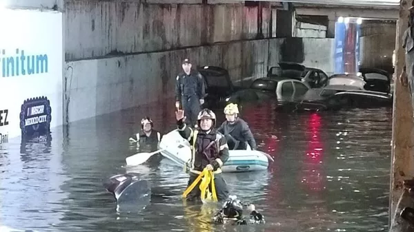 Integrantes del Heroico Cuerpo de Bomberos de la Ciudad de México realizan labores de rescate - Sputnik Mundo