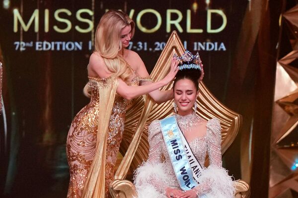 La anterior Miss Mundo Krystyna Pyszkova corona a su sucesora, Suchata Chuangsri, de Tailandia, quien ganó el 72.º certamen de ese concurso celebrado en la India. La anterior Miss Mundo Krystyna Pyszkova corona a su sucesora, Suchata Chuangsri, de Tailandia, quien ganó el 72.º certamen de ese concurso celebrado en la India. - Sputnik Mundo