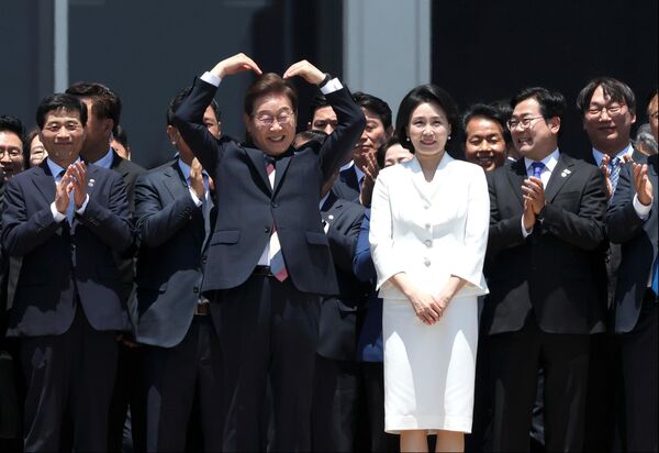 El presidente electo de la República de Corea, Lee Jae-myung con su esposa tras la ceremonia de investidura en Seúl. El presidente electo de la República de Corea, Lee Jae-myung con su esposa tras la ceremonia de investidura en Seúl. - Sputnik Mundo
