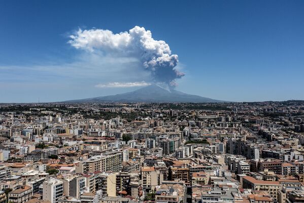 Erupción del volcán Etna visto desde la ciudad italiana de Catania. Erupción del volcán Etna visto desde la ciudad italiana de Catania. - Sputnik Mundo