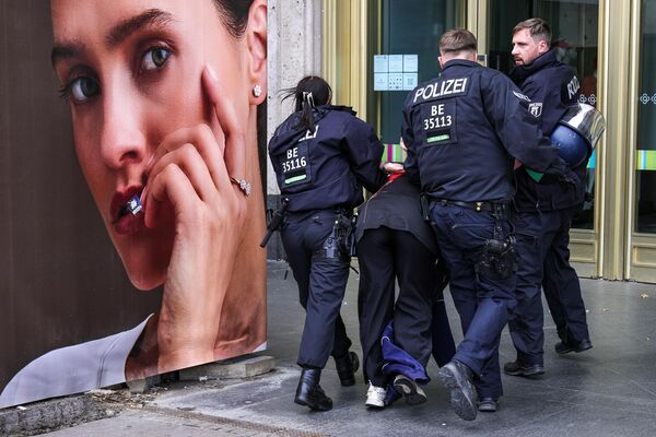 La Policía alemana detiene a un activista de izquierda que protestaba contra una marcha de neonazis en la capital alemana, Berlín. La Policía alemana detiene a un activista de izquierda que protestaba contra una marcha de neonazis en la capital alemana, Berlín. - Sputnik Mundo