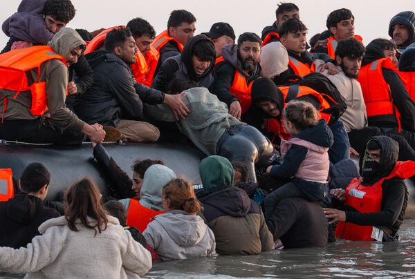 Inmigrantes ilegales en un bote, atravesando el Canal de la Mancha para llegar desde Francia al Reino Unido. Inmigrantes ilegales en un bote, atravesando el Canal de la Mancha para llegar desde Francia al Reino Unido. - Sputnik Mundo